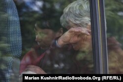 U Vovčansku se čuje kontinuirano granatiranje i mnogi stanovnici pokušavaju da što prije odu iz grada. Kažu da se plaše ne samo granatiranja, već i prijetnje od ponovne ruske okupacije.