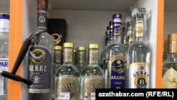 Türkmənistanda piştaxtalarda spirtli içki