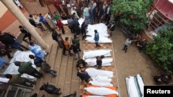 Хан-Юнистеги Нассер ооруканасынын жанында тизилген сөөктөр. 5-декабрь, 2023-жыл.