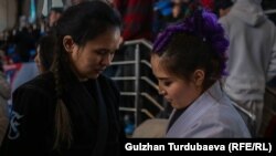 Мариям Курманалиева (кара кийимчен).