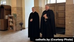 Сьвятары Анджэй Юхневіч (зьлева) і Павал Лемех