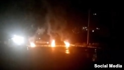 معترضان در شهر مهاباد با افروختن آتش خیابان‌ها را بستند 