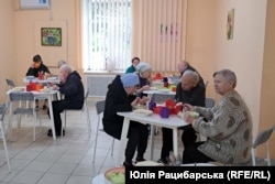 Іван Вівсяник в їдальні в шелтері