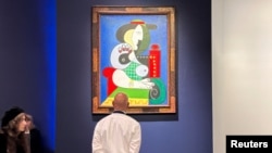 Архіўнае ілюстрацыйнае фота. Карціна Пабла Пікаса 1932 году «Femme a la Montre» на аўкцыёне Sotheby's у Нью-Ёрку. ЗША, 8 лістапада 2023 