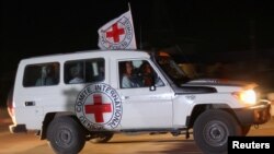 Ենթադրաբար «Համաս»-ի կողմից ազատ արձակված իսրայելցի պատանդներին տեղափոխող Կարմիր Խաչի ավտոմեքենան մոտենում է Գազայի հատվածի և Եգիպտոսի սահմանի Ռաֆահ անցակետին, 24-ը նոյեմբերի, 2023թ.