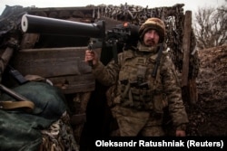 Український військовий з антидроновою рушницею біля окупованої Горлівки на Донеччині, 1 березня 2023 року