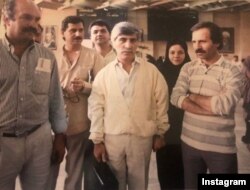 بدرقه بهرام بیضایی در فرودگاه مهرآباد تهران هنگام سفرش به سوئد در بهار سال ۱۳۶۷. واروژ کریم‌مسیحی، ژیلا ایپکچی، ایرج رامین فر، علیرضا مجلل و ابراهیم زال‌زاده در کنار آقای بیضایی دیده می‌شوند.