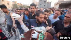 Պաղեստինցիները փլատակներից դուրս են հանում մարդկանց, Գազա, 17 հոկտեմբերի, 2023թ.