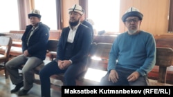 Блогер Эртай Искаков (посередине) и жители села Селекционное - Бакыт Балбаев и Бактыбек Бекболотов.