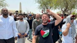 شرکت‌کننندگان در نماز جمعه در شهر دوحه، قطر، پس از رسیدن جنازه اسماعیل هنیه به این شهر