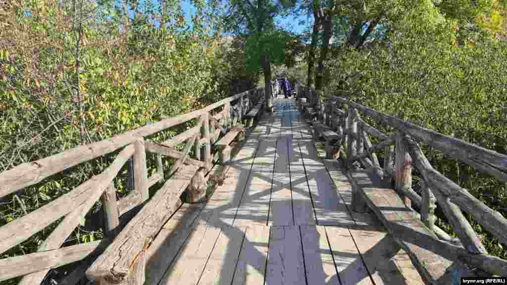 Дерев&#39;яний міст, що веде до головних воріт парку &laquo;Вікінг&raquo;