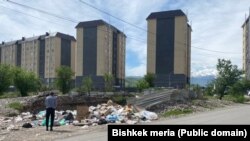 Бишкектеги курулуш компаниялары салып жаткан үйлөр жана анын жанындагы таштандылар. Мэрия тараткан сүрөт.