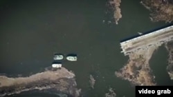 Третій і останній російський понтон, який українським силам так і не вдалося знищити, просто змило водою. Біля нього три бронемашини армії РФ, які вони втопили, намагаючись втекти із Мощуна