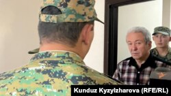 Адахан Мадумаров сот жараянына кирип бараткан учур. Бишкек. 18-октябрь, 2023-жыл.