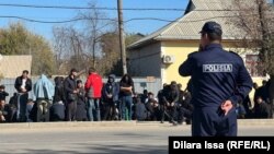 Казакстандын Сарыагаш районунда соттун чечимин күтүп жаткан мигранттар. 