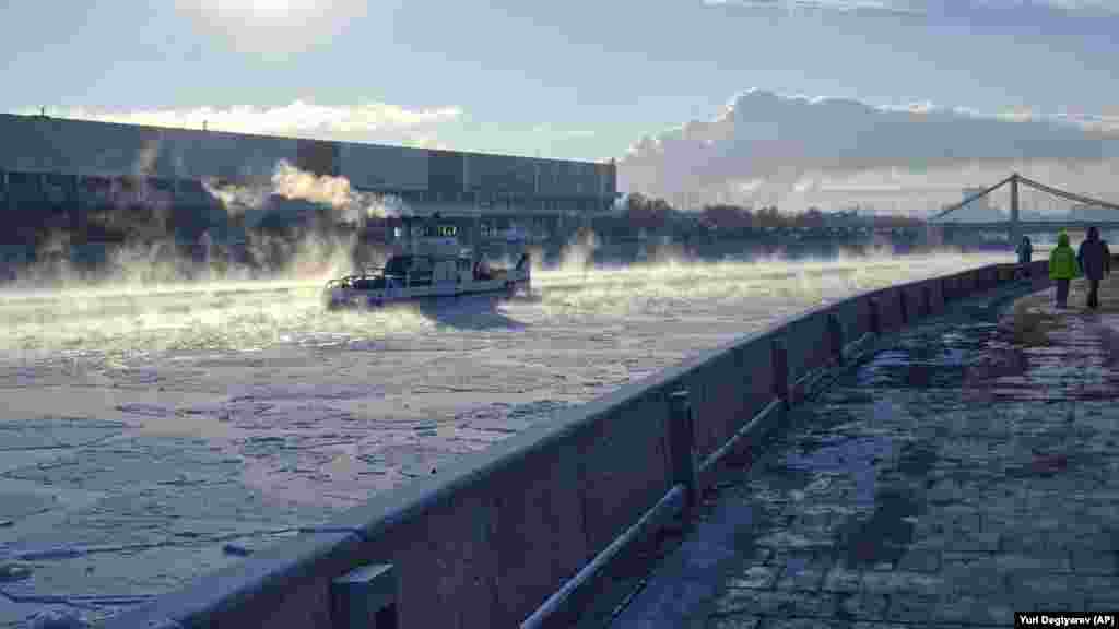 Москвада ызгаар суук... Тоңуп калган Москва дарыясында муз жаргыч кеме иштеп жатат.&nbsp;