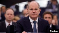 Канцлер планує закликати Путіна вивести війська з України