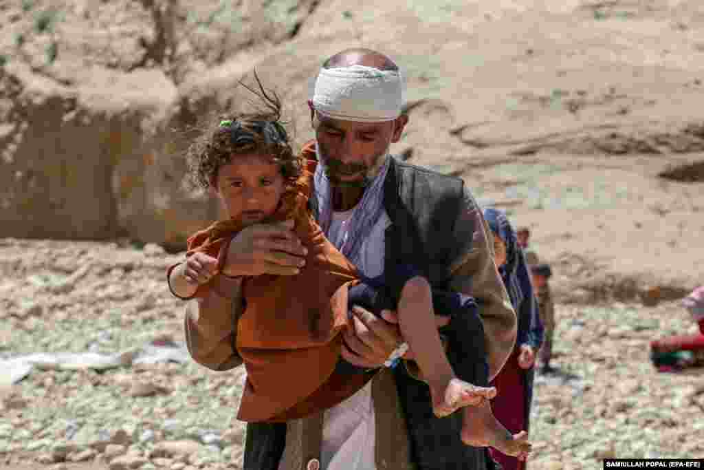 Ташкында төрт үй-бүлө мүчөсүн жоготкон Багландын 45 жаштагы тургуну Салим жакындарынын Шержалалдагы мүрзөсүнө баратат. &nbsp; &nbsp;