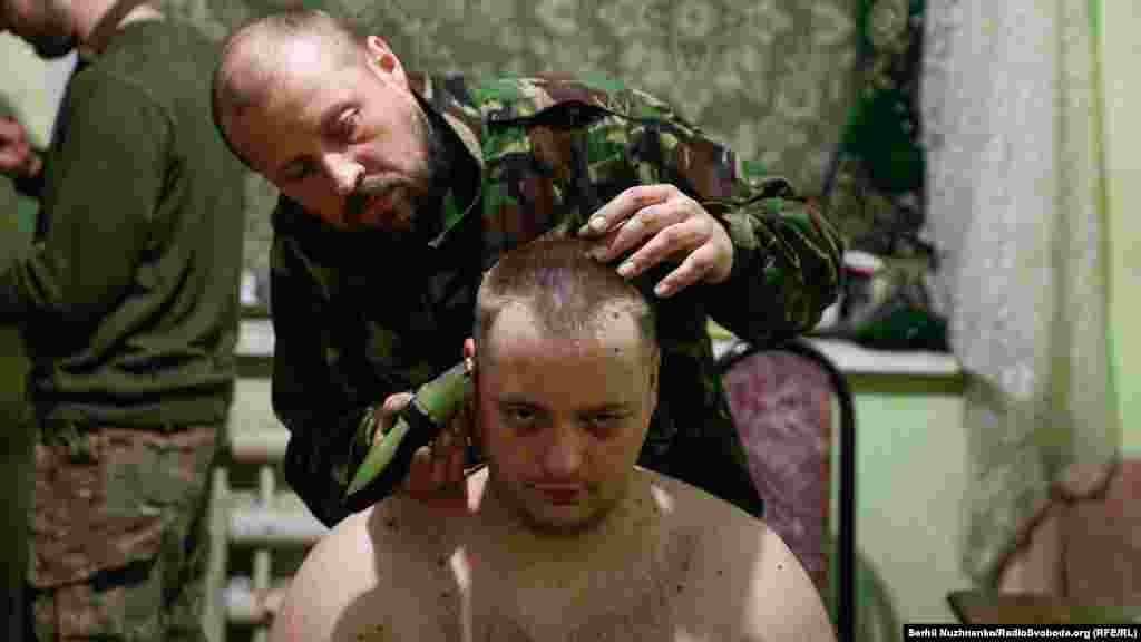 За кілька кілометрів від вогневої позиції, так би мовити, в тилу, кожен займається своїми справами: готують вечерю, приводять себе до ладу, спілкуються із рідними.