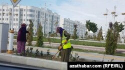 8-nji mart Halkara zenanlar gününde hem dowam etdirilýän bu işler şäheriň arassaçylyk gullugynyň esasan hem zenan işgärleri tarapyndan amal edilýär. (Illýustrasiýa suraty)