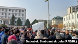 Ошто көзөмөл-кассалык машинелерди (ККМ) колдонууга каршы чыккан соодагерлер. 1-декабрь, 2023-жыл.