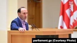 Վրաստան - Պատգամավոր Անրի Օխանաշվիլին ելույթ է ունենում խորհրդարանում, արխիվ 