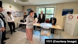 Кыргызстандагы түрк жарандары шайлоого добуш берүүдө. Бишкек. 5-май, 2023-жыл. Сүрөт Түркия элчилигинин Фейсбук баракчасынан алынган сүрөт.