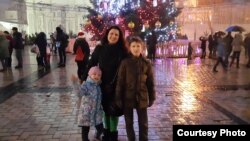 Іван Іванов з мамою і сестричкою. Фото з особистого архіву родини