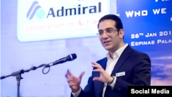 یکی از معدود عکس‌هایی که از حسین شمخانی در رسانه‌های ایران منتشر شده است