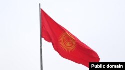 “Ала-Тоо” аянтындагы флагштокко 8-январда илинген желек.