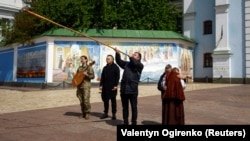 Під час поховання 27-річного американського ветерана Крістофера Джеймса Кемпбелла, який загинув під Бахмутом 6 квітня. Київ, 5 травня 2023 року