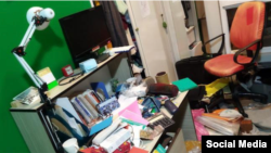 خانه بابک زینلی، یکی از شهروندان بهائی بازداشت‌شده، پس از تفتیش توسط مأموران اطلاعات سپاه