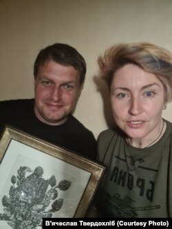 В'ячеслав Твердохліб, журналіст з Маріуполя, з колегою