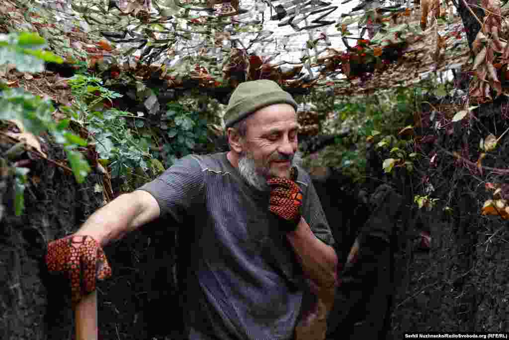 Анатолій &ndash; вже немолодий чоловік з сивою бородою &ndash; говорить трохи страшні слова, навіть для цього місця, звідки декілька сотень метрів від противника