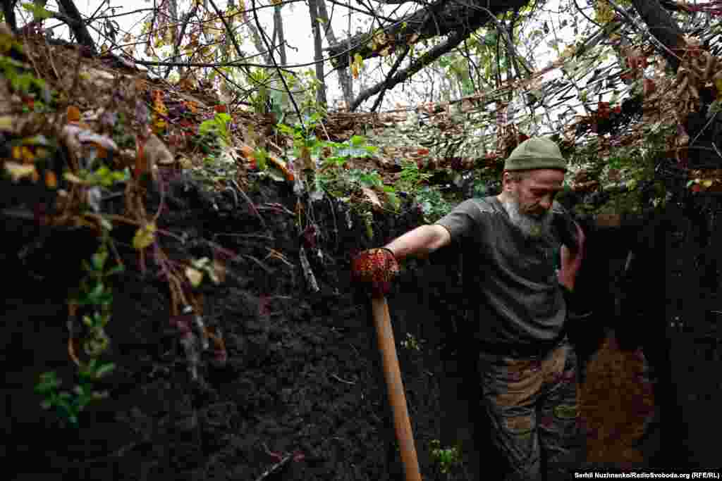 &laquo;Цивільні забули про війну, усіх їх якось так підзаї**ла та війна. Приходить до моєї дружини сусід і жаліється, як його за**ала війна, йому дружина відповідає: &laquo;Славіку, ти сидиш вдома, спиш в ліжку, в теплі, і вона тебе за**ала?&raquo;. Їх уже всіх за**ало. Не знаю, що їм ще потрібно? Я був у відпустці, кав&#39;ярні як були повні, так і є, хлопці молоді як сиділи там, так і сидять далі&raquo;,&nbsp;&ndash;&nbsp;розповідає Анатолій, продовжуючи копати окоп