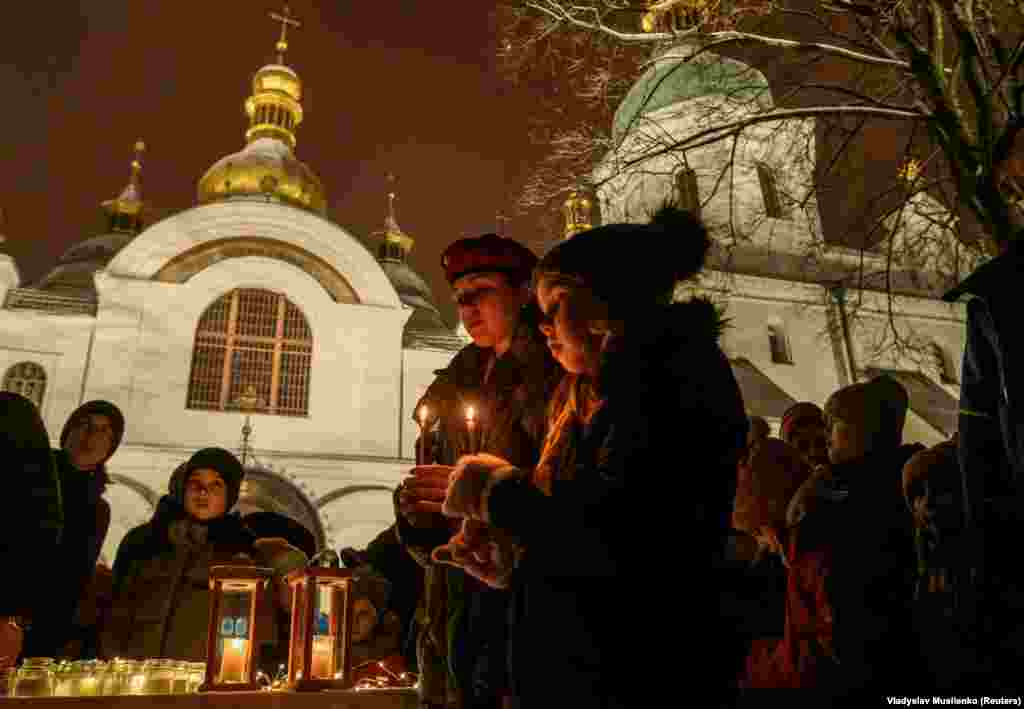 До України вогонь миру прибув із Відня. Далі члени найбільшої скаутської організації України &laquo;Пласт&raquo; доставлять його залізницею до 24-ьох станцій. Звідти вогонь розповсюдять по всій Україні.&nbsp;&nbsp;