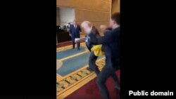 Жаңжал тартылган видеодон алынган сүрөт.