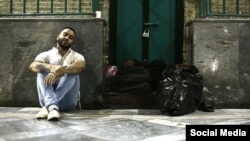 توماج صالحی، خواننده معترض، که آخرین بار در جریان اعتراضات «زن زندگی آزادی» بازداشت شد.