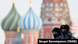 دو پلیس روسی در حال گشت‌زنی در میدان سرخ مسکو