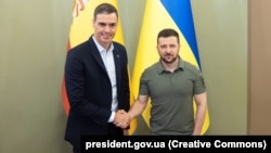 Президент України Володимир Зеленський і прем’єр-міністр Іспанії Педро Санчес (ліворуч). Київ, 1 липня 2023 року