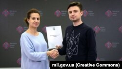 «Відповідний договір підписали заступниця Міністра оборони Наталія Калмикова та голова організації Lobby X Владислав Грезєв»