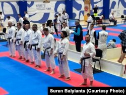 Шикування перед виступом у Чехії. Сурен Бальянц крайній справа