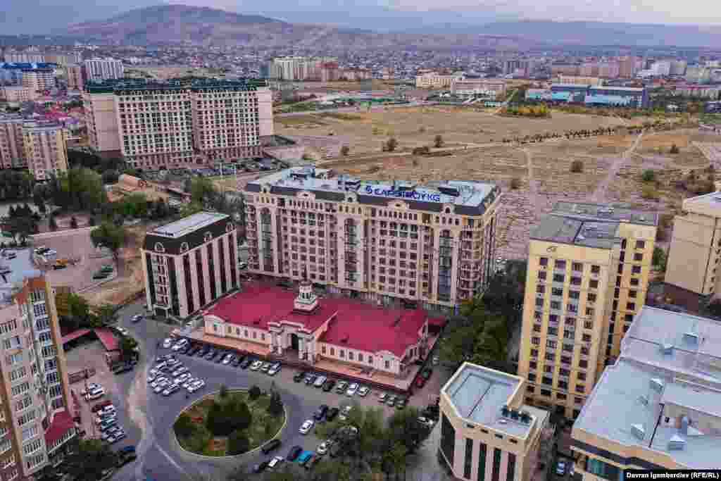 Эски аэропорттун ордуна акырындык менен көп кабаттуу турак үйлөр курулуп баратат. 2023-жыл.&nbsp;