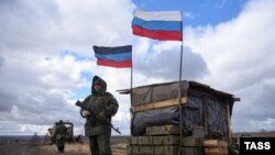 Ukrayinanıñ Donetsk vilâyetinde Rusiye işğalci quvetleri. Arhiv fotoresimi