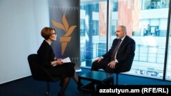 Премьер-министр Армении дает интервью Радио Азатутюн в ходе визита в Прагу, 5 мая 2023 г.