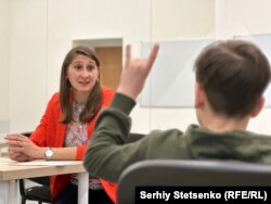 У центрі для біженців «Мрія» проводять уроки і для старших дітей, якщо вони не потрапили у чеську школу.