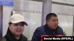 Гүлназ Эргешова жана "Аламүдүн базарынын соодагери "УКМКнын  имаратынын алдында. 1-декабрь, 2023-жыл