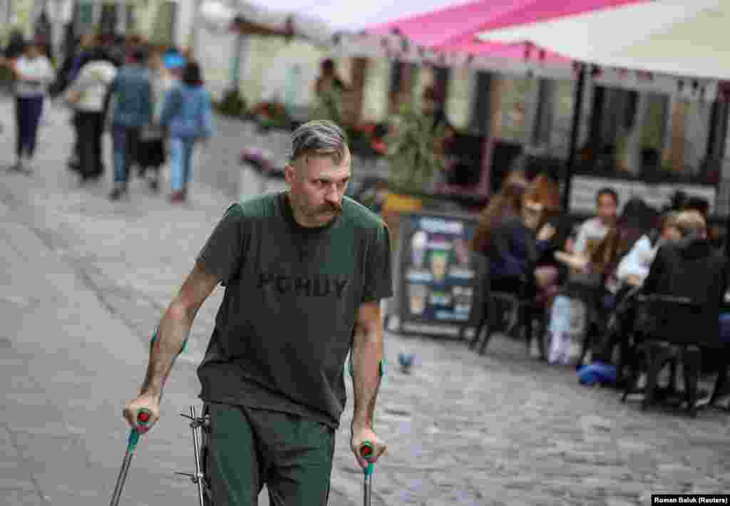 Учасників бойових дій, які через поранення чи у відпустку приїжджають додому з фронту, дуже пригнічує, що люди в тилу часто себе поводять так, ніби війни немає. Олександр Ябчанка каже: незважаючи на почуття єдності і підтримку фронту, серед українців&nbsp; багато тих, хто не повністю усвідомлює, що ця війна може тривати роками і що вже зараз є потреба у значно більшій кількості бійців.
