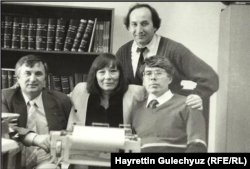 Сулдан уңга: Римзил Вәли, Фәридә Хәмит, Тәүфыйкъ Әйди. Басып тора Хәйретдин Садыйк