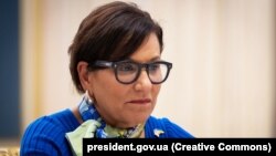 Пенні Пріцкер каже, що війна президента Росії Володимира Путіна «спрямована на відновлення диктаторської, корумпованої імперії в серці Європи, яка прагне підірвати як НАТО, так і Європейський Союз»